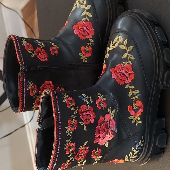 FARM Rio Shoes - Farm Rio Rose Embroidered lug sole boots black and pink floral size 7.5